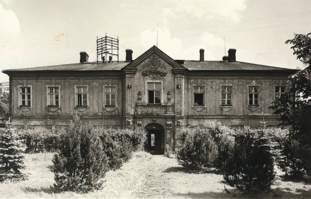 Starý zámek, po roce 1873 sídlo Centrálního ředitelství Larisch-Mönnichových podniků. (Fotografie karvinského fotografa R. Kristena kolem roku 1940. Státního okresního archivu Karviná. 614)