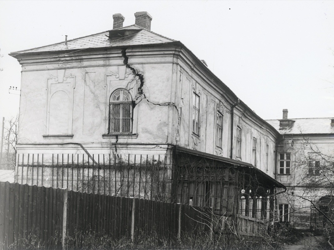 Devastace Centrálního ředitelství Larisch-Mönnichových podniků (starého zámku) důlními vlivy, stav v roce 1941. (Fotografie karvinského fotografa Sigfrieda Kippera z 18. prosince 1941, Státní okresní archiv Karviná, 617/2)