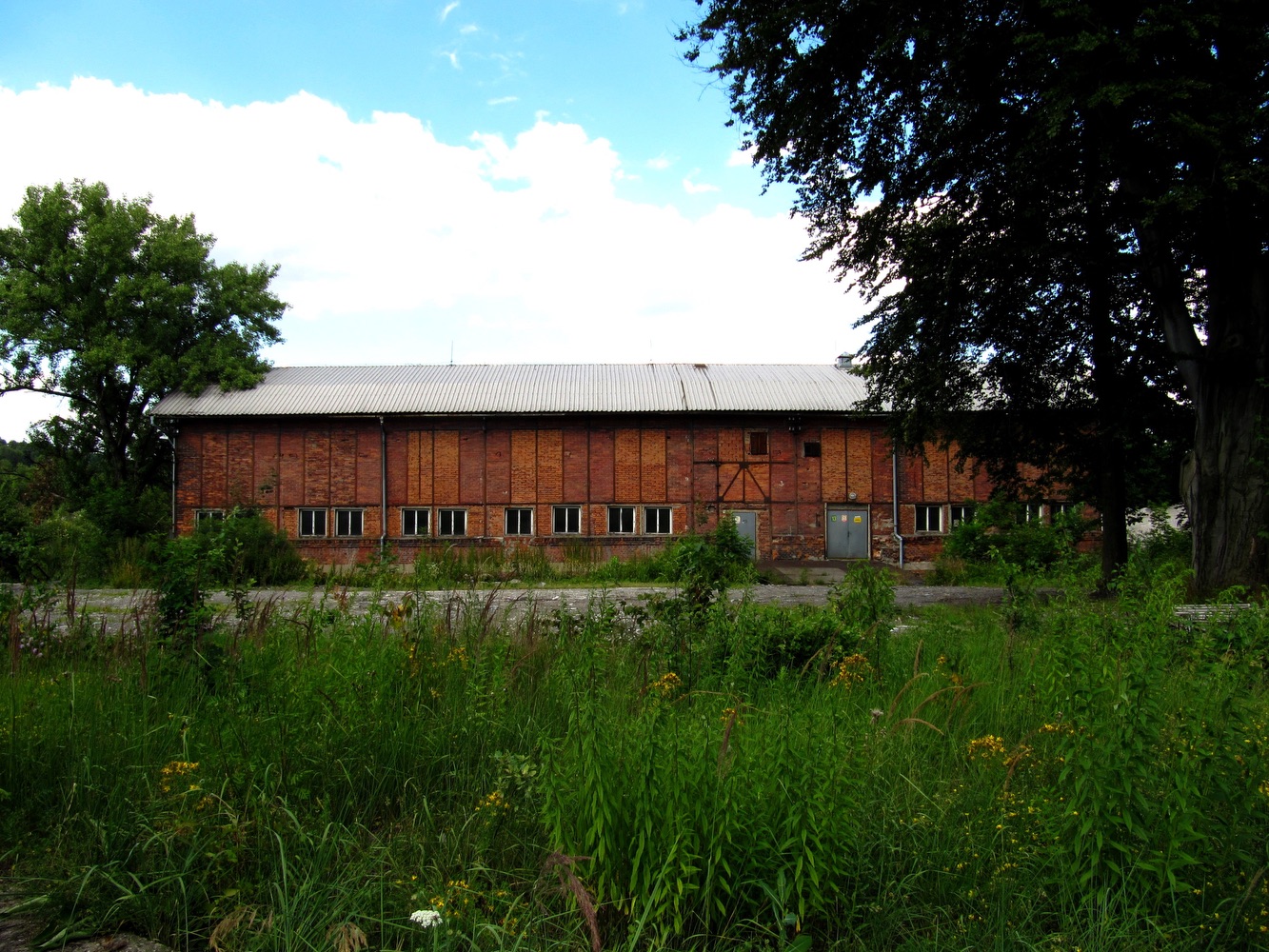 Budova skladiště čp. 1008 v areálu dolu Hohenegger na snímku z roku 2013 (Autor: Jan Polakovič)