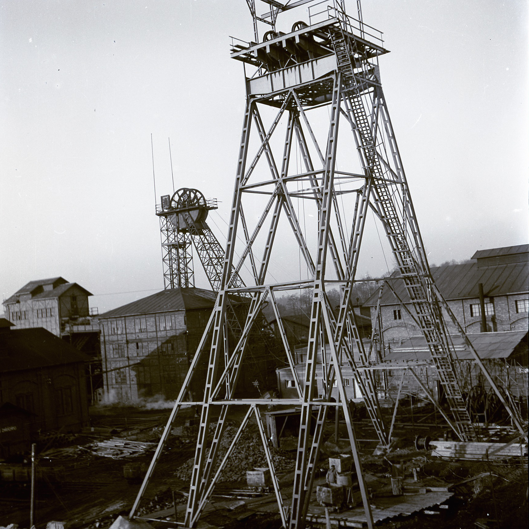 Výstavba nové jámy Jindřich č. III. Na snímku jsou objekty Větrák čp. 1073, jáma Jindřich č. II čp. 1077 a Velký těžní stroj čp. 1069. (Identifikace objektů: Petr Bindač)