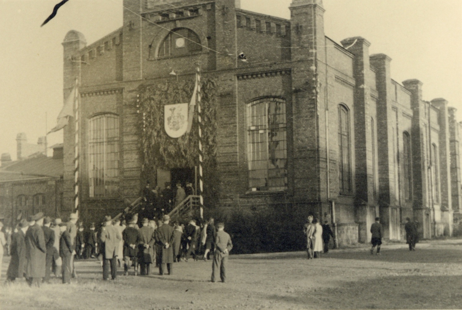 Budova Elektrické centrály v areálu dolu Jan-Karel. Postavena hrabětem Larisch-Mönnichem v roce 1895 (fotografováno 15.10.1942)