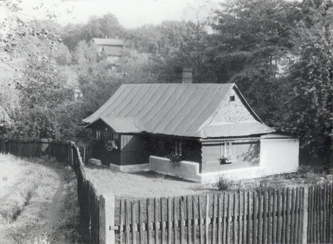 Dům čp. 114 u zastávky lokálky Střed (Glacóvka)