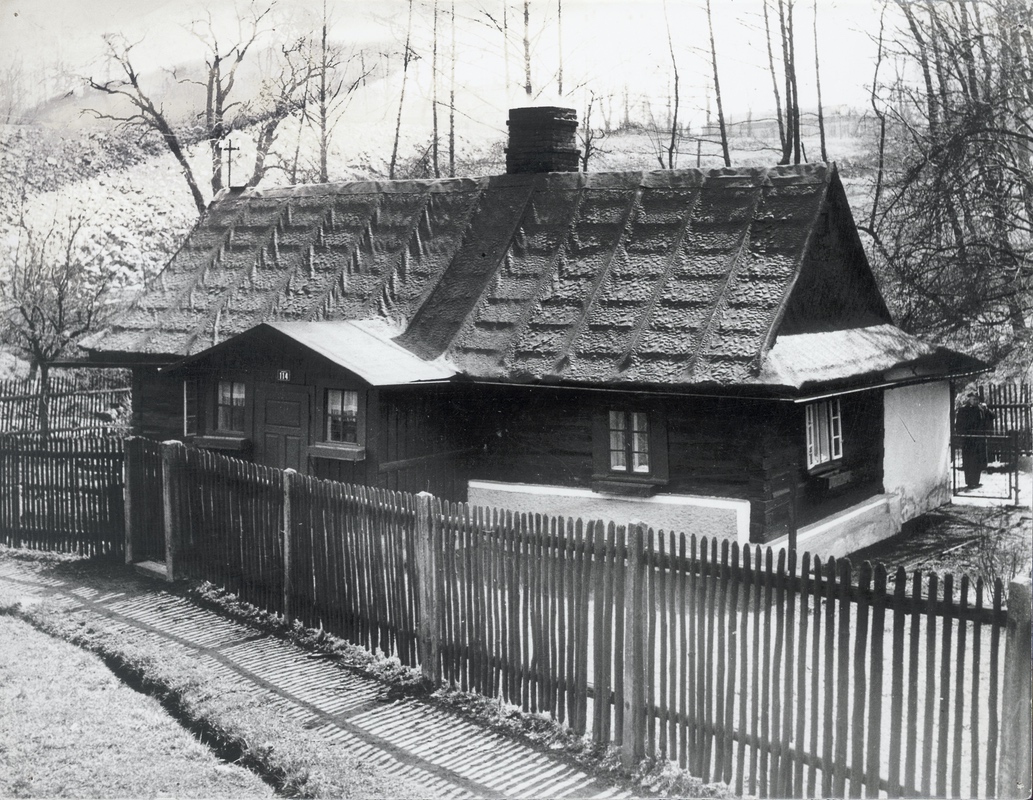 Dům čp. 114 u zastávky lokálky Střed (Glacóvka)