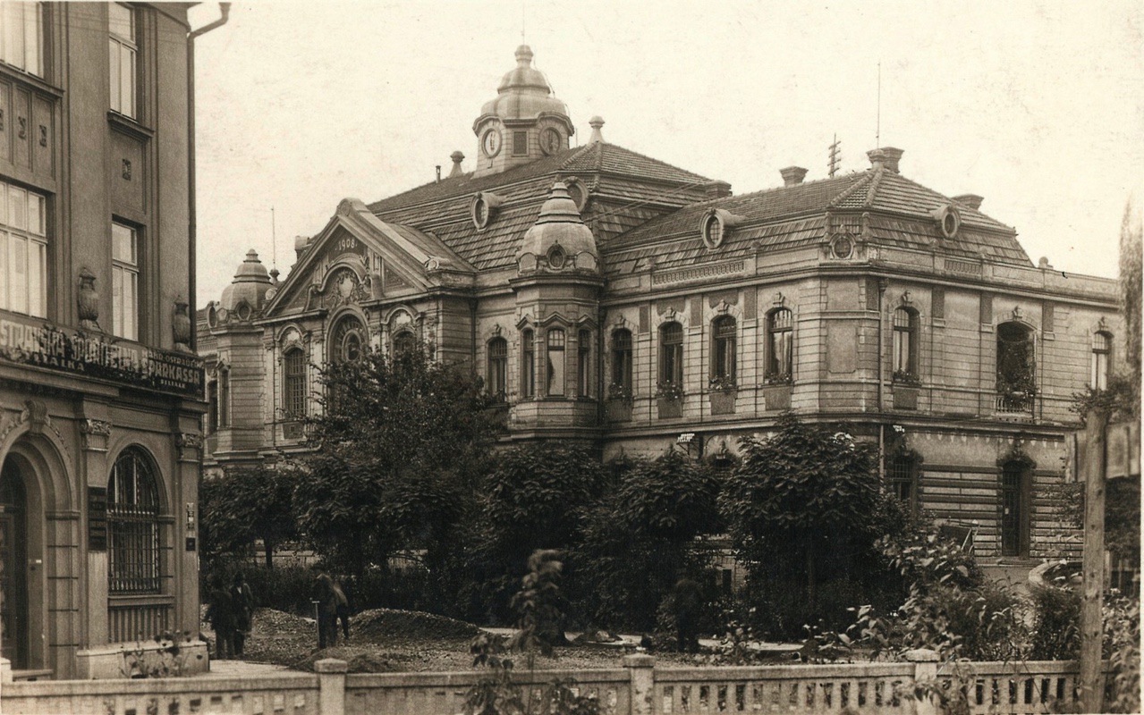Městská radnice z pohledu od nároží u Městské spořitelny