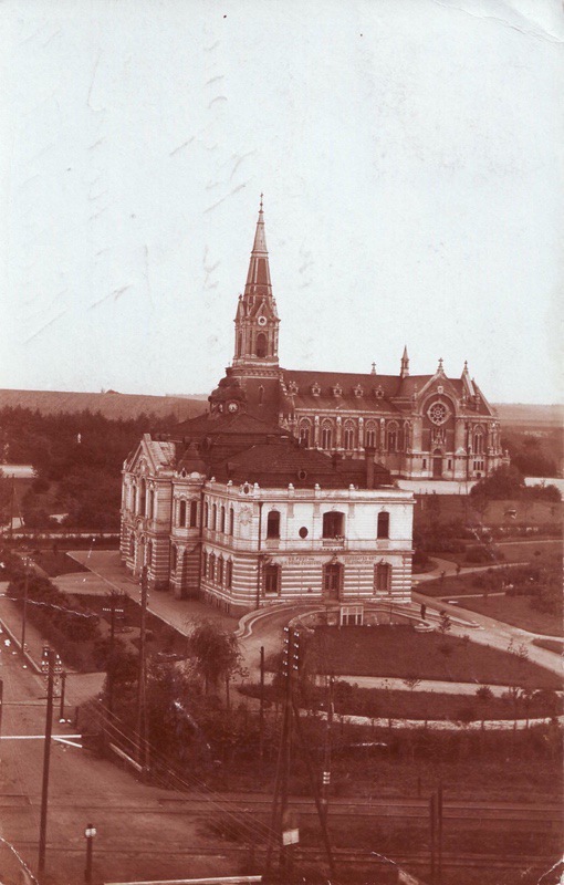 Městská radnice a kostel sv. Jindřicha