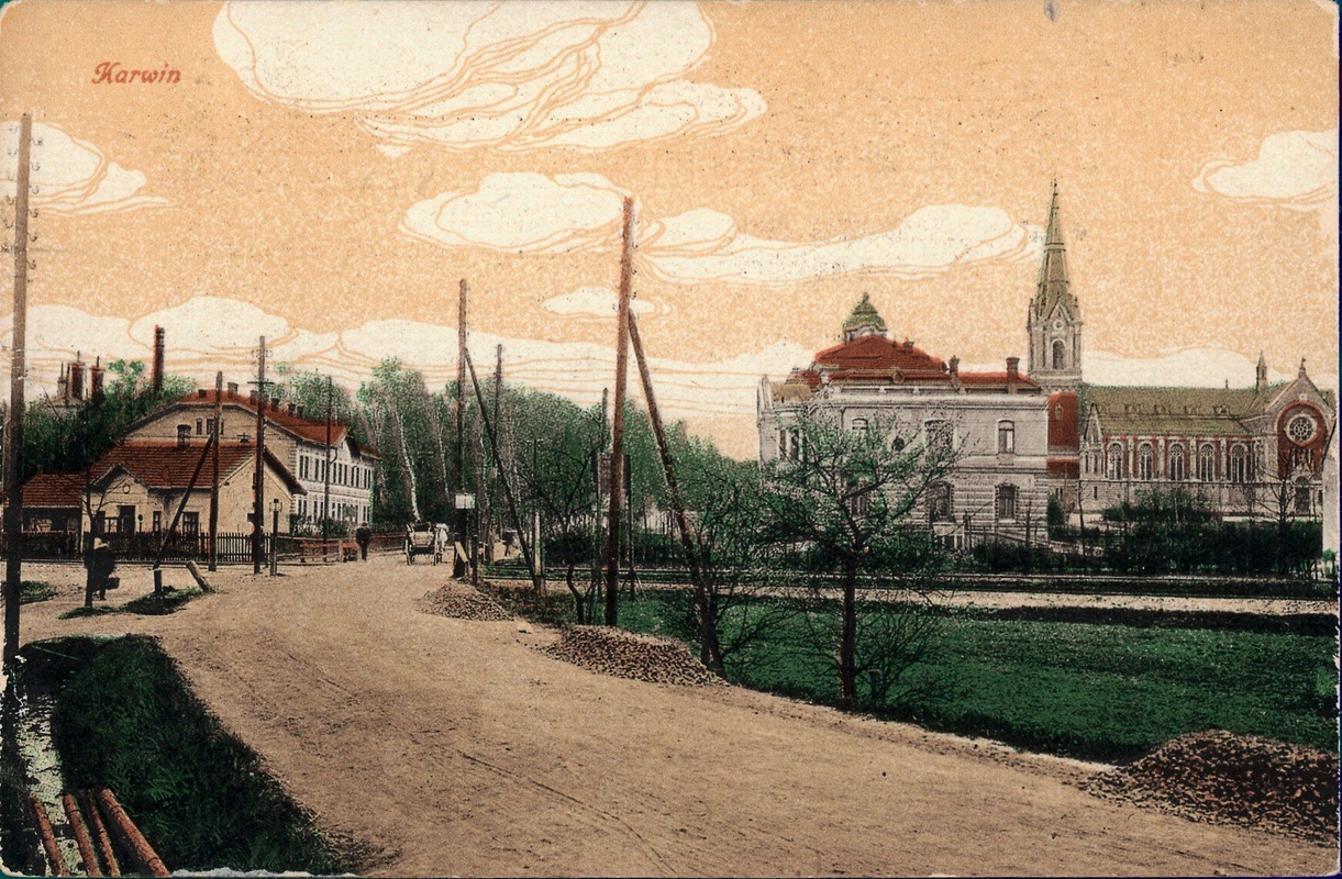Pohled do Zámecké ulice, vlevo dům postavený v roce 1889 pro Larisch-Mönnichovy úředníky, vpravo radnice, za ní kostel sv. Jindřicha, tzv. Nový. (Kolorovaná pohlednice, vydavatelství Ed. Feitzingers präm. Postkartenverlag, Těšín, 1921, Státní okresní archiv Karviná, 628)