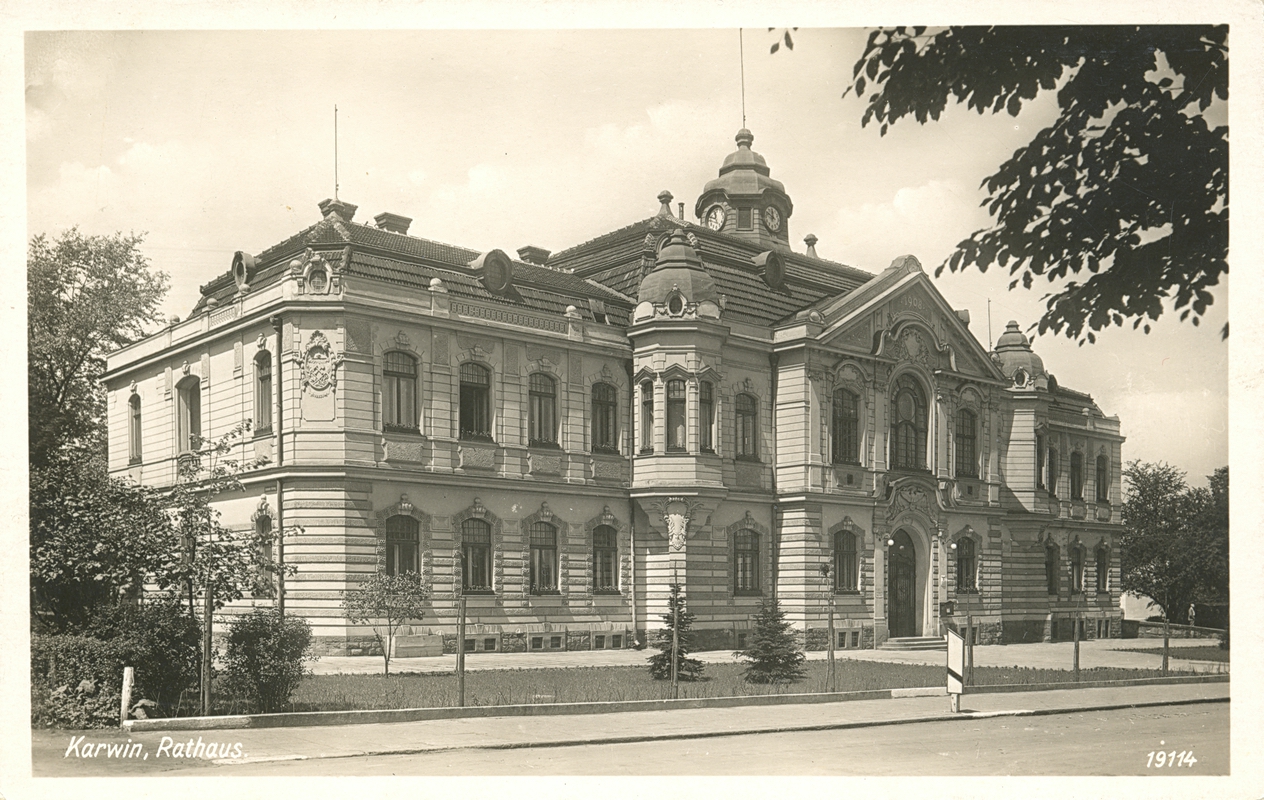 Městská radnice na dobové pohlednici