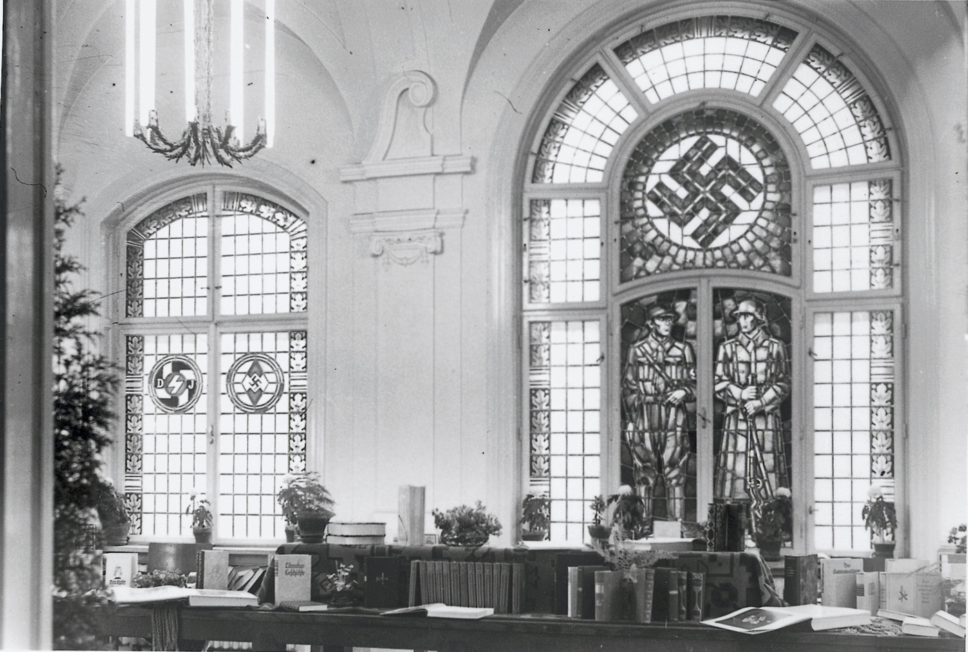 Interiér radnice v době německé okupace (Fotograf: R. Kristen, asi 1940)