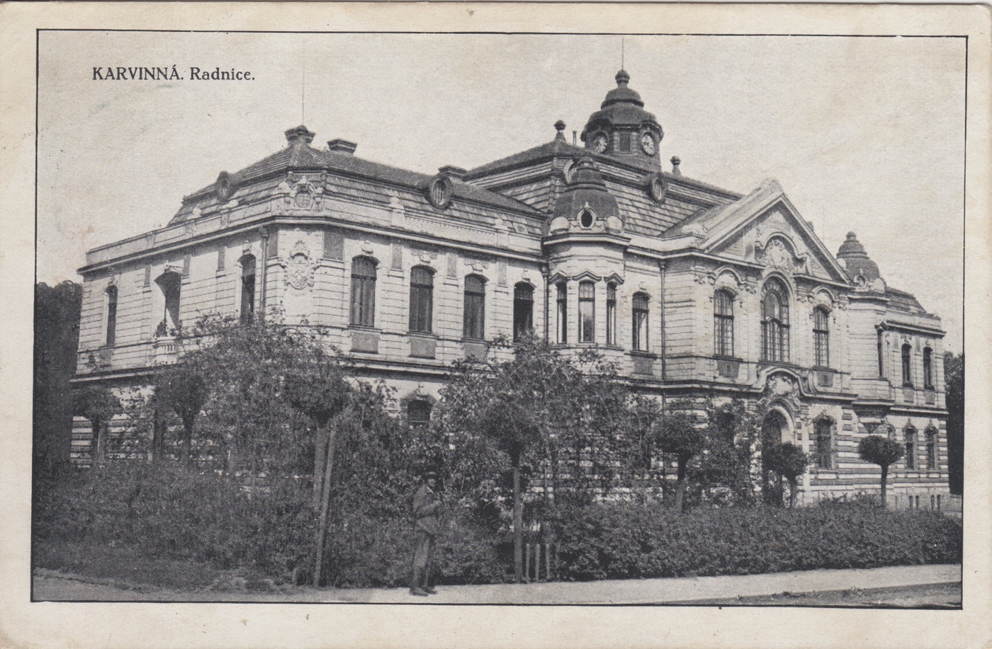 Městská radnice na dobové pohlednici