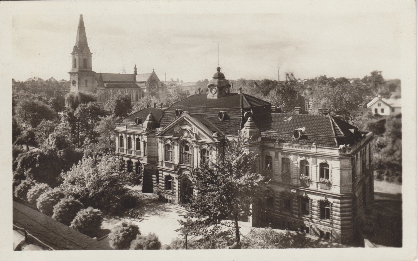 Městská radnice a v pozadí kostel sv. Jindřicha