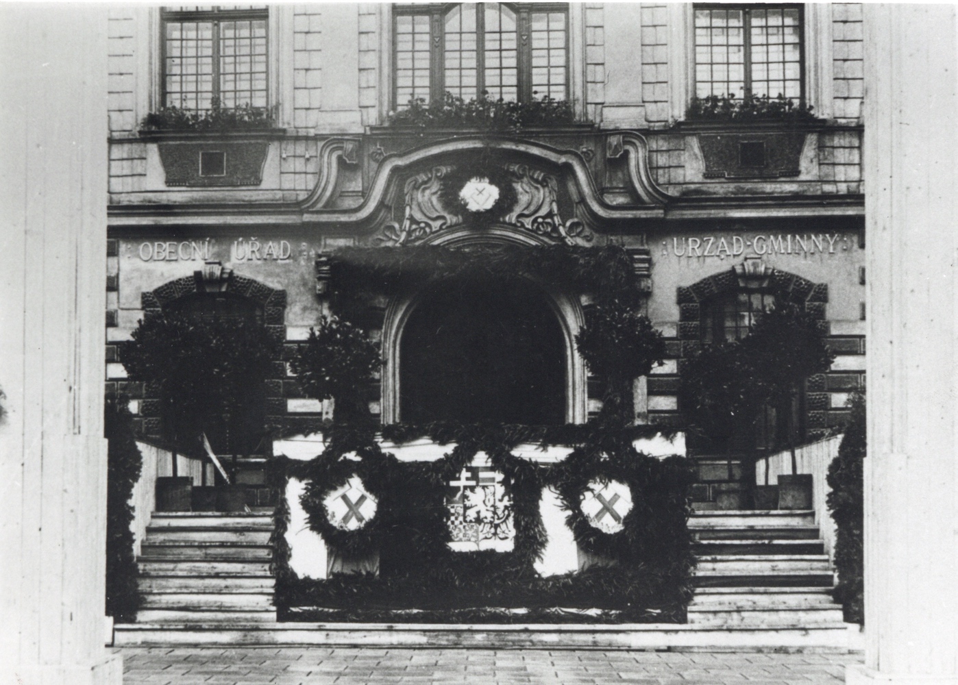 Výzdoba radnice před příjezdem prezidenta republiky T. G. Masaryka dne 6. 7. 1930.