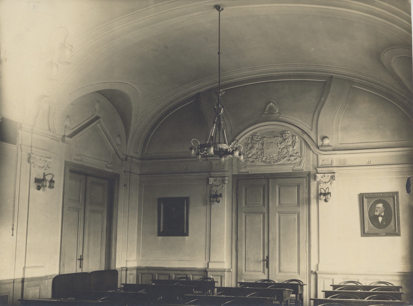 Záběry interiéru radnice s náčrty plánované přestavby (do roku 1931)