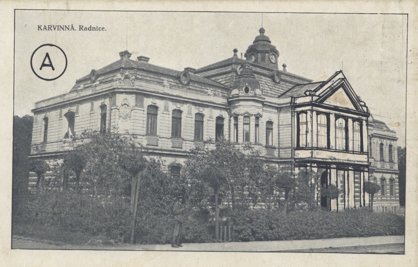 Pohlednice radnice s náčrty plánované přestavby (do roku 1931)