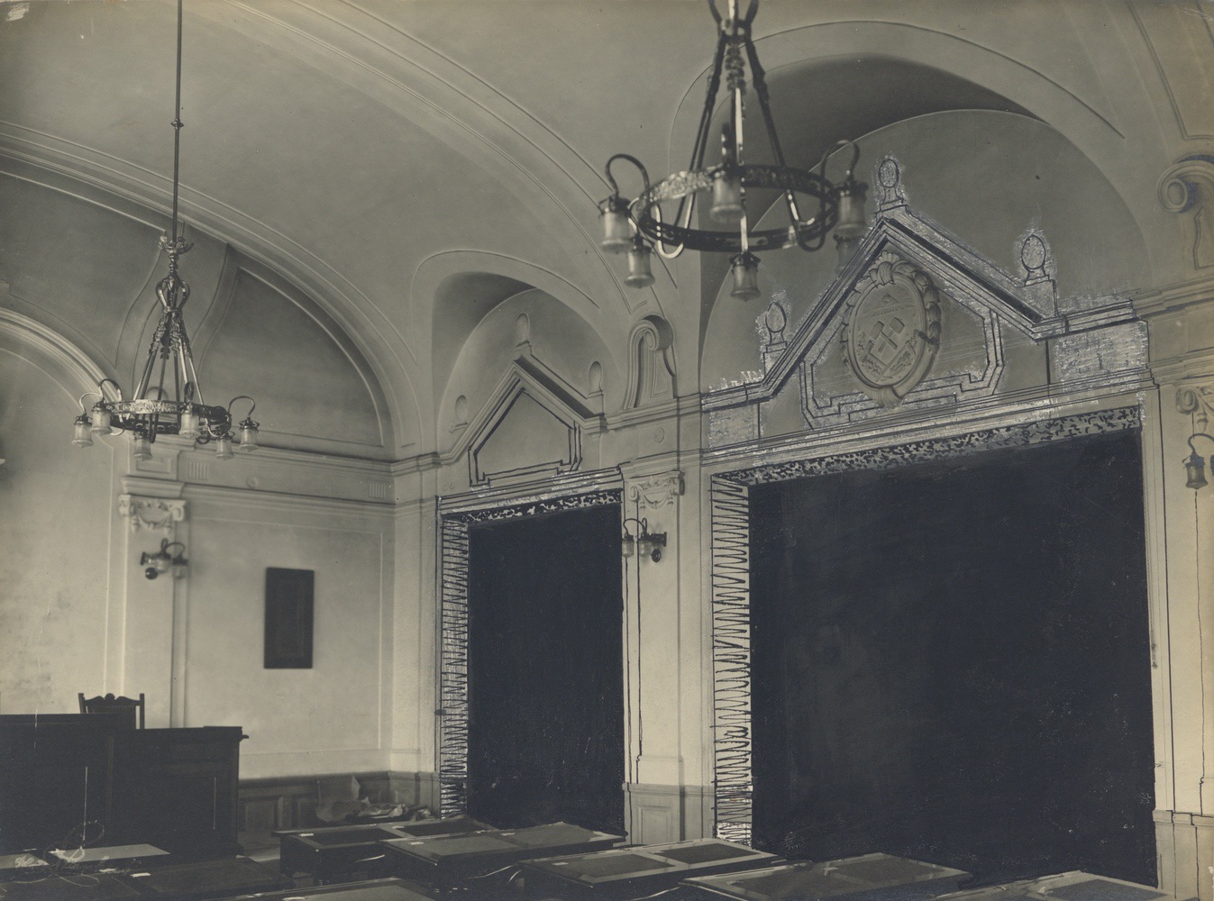 Záběry interiéru radnice s náčrty plánované přestavby (do roku 1931)