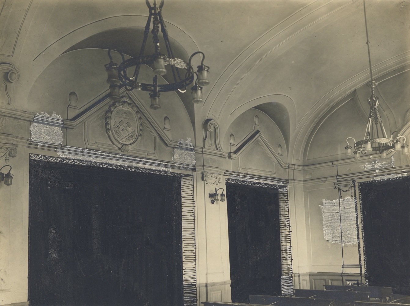 Záběry interiéru radnice s náčrty plánované přestavby (do roku 1931)