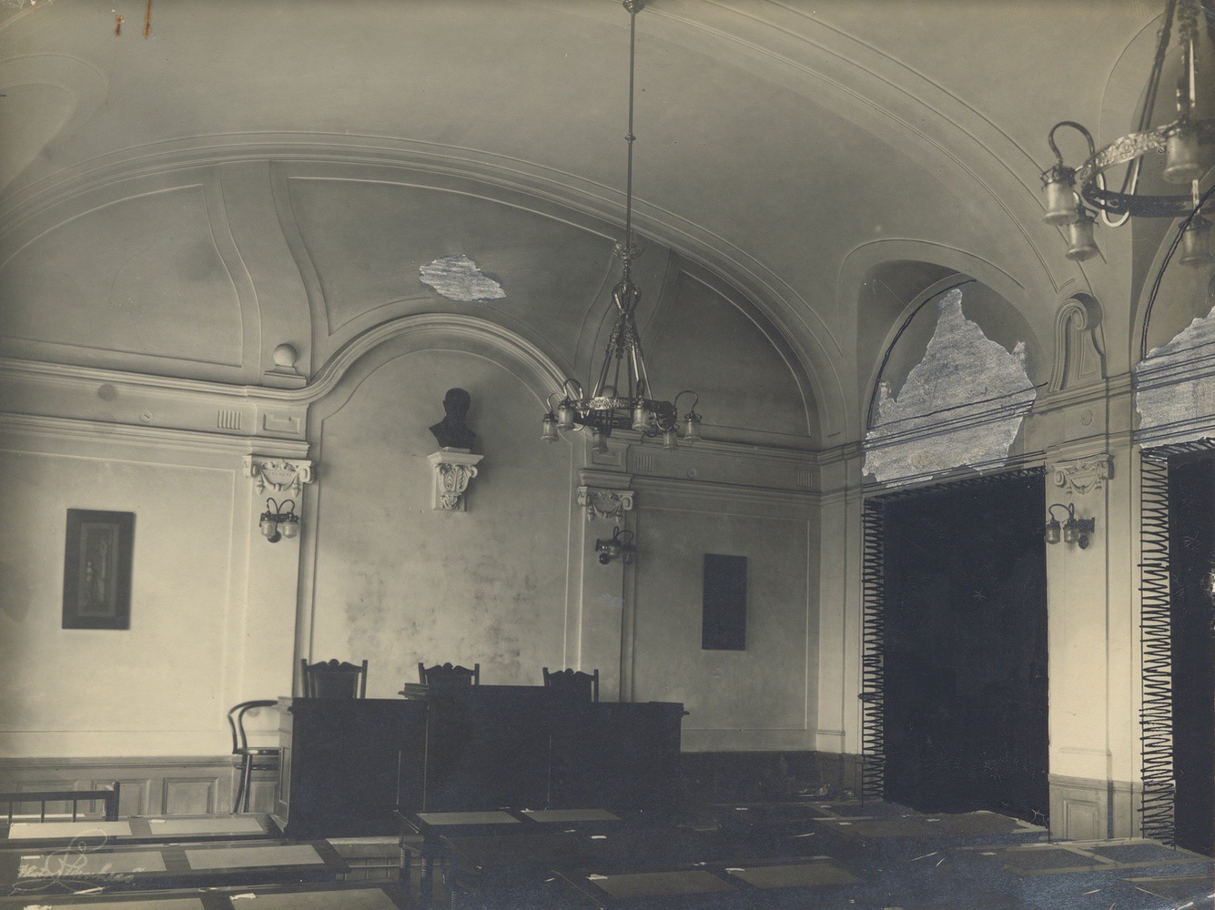 Záběry interiéru radnice s náčrty plánované přestavby (do roku 1931)