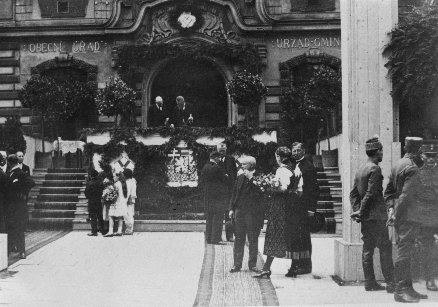 Výzdoba radnice před příjezdem prezidenta republiky T. G. Masaryka dne 6. 7. 1930. Nad státním znakem starosta města Dr. Olszak.