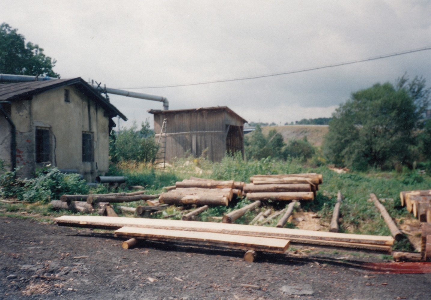 Areál pily na fotografii z roku 1999