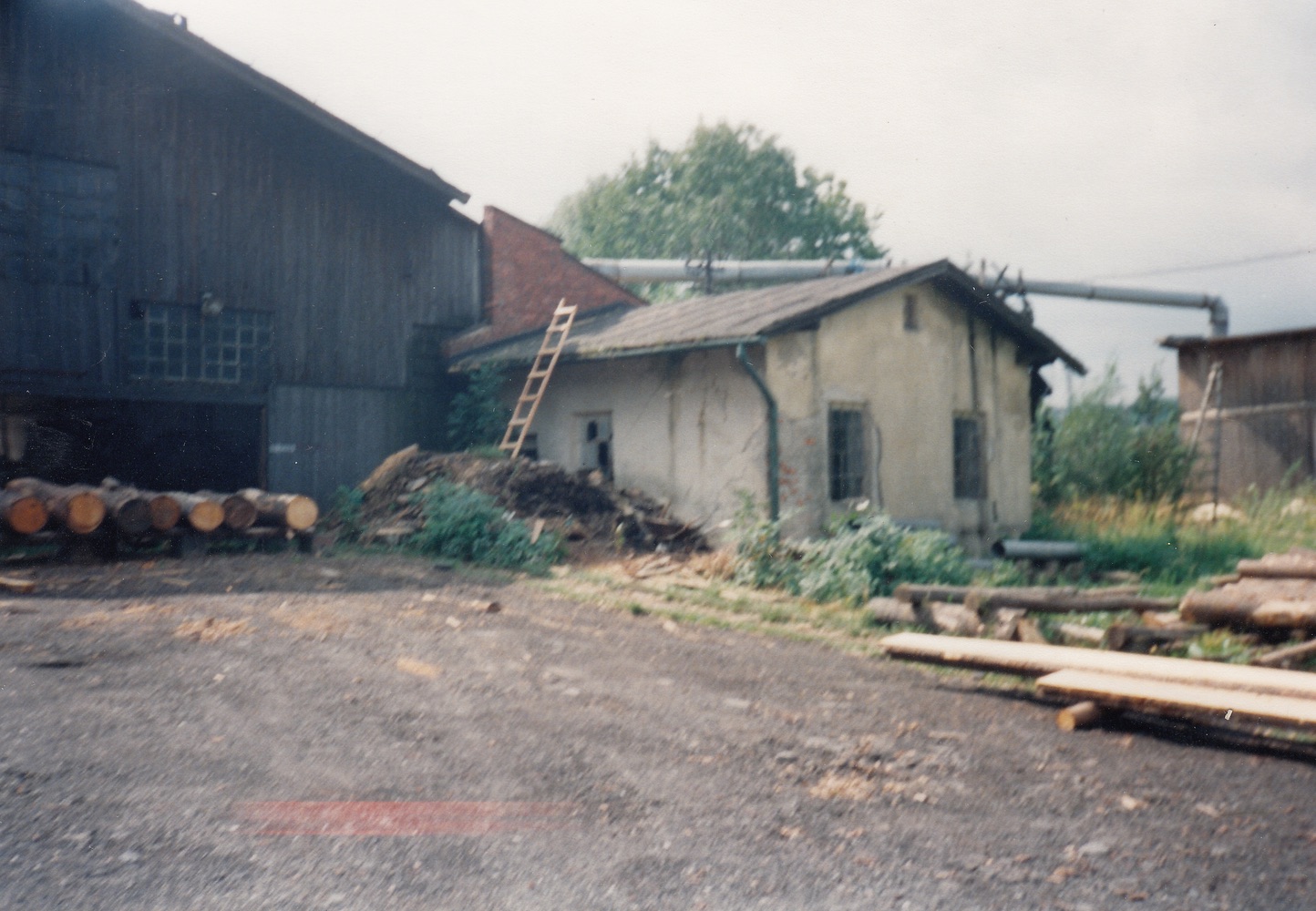 Areál pily na fotografii z roku 1999