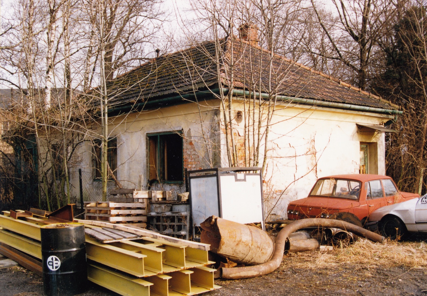 Areál pily na fotografii z roku 1999