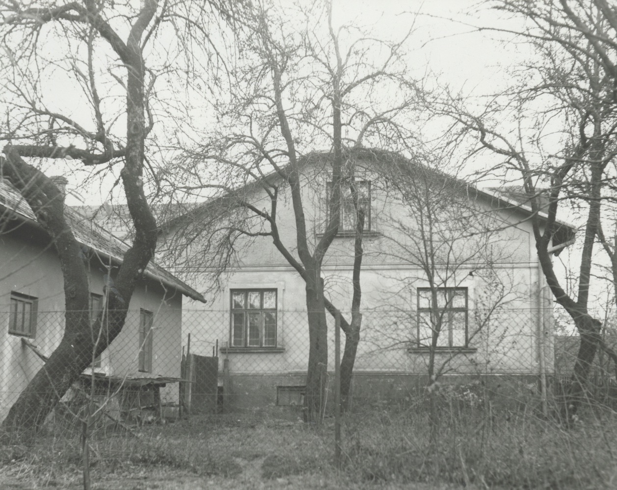 Dům čp. 1184 (Stolařství Pieczonka) na snímku z roku 1975