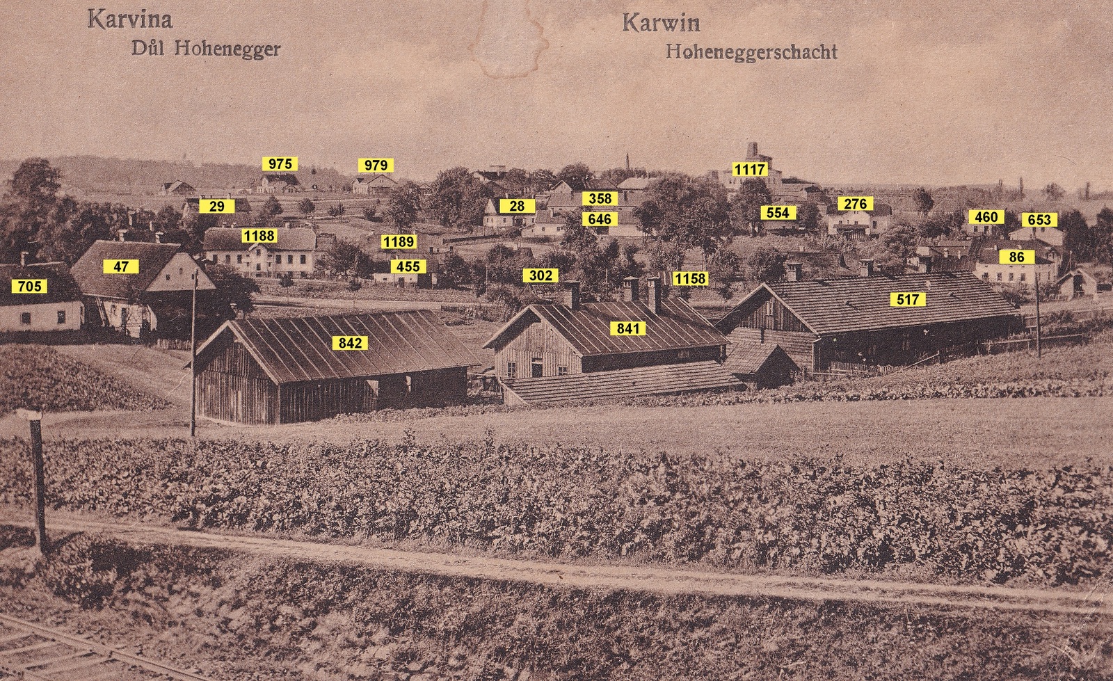 Pohled od ul. České směrem na Havlíčkovu ulici. V popředí tři domy na odnoži ul. Příkré (zleva doprava): čp. 842, čp. 841 a čp. 517 (s laskavým svolením p. Petra Cieślara, ze soukromé sbírky, označení čísly popisnými: Jan Polakovič)