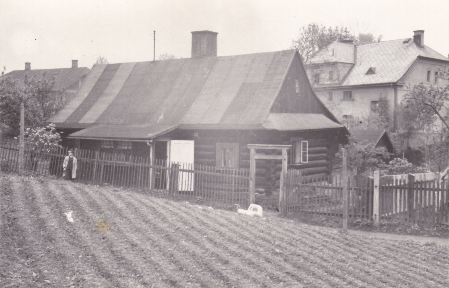 Dům čp. 108 na ulici Spodní. V pozadí vpravo dům čp. 1668, vlevo pak čp. 1189 (Stavitel Zugar). Fotografie publikována se souhlasem p. Petra Bindače, ze soukromé sbírky. Lokalizace snímku: Petr Bindač.
