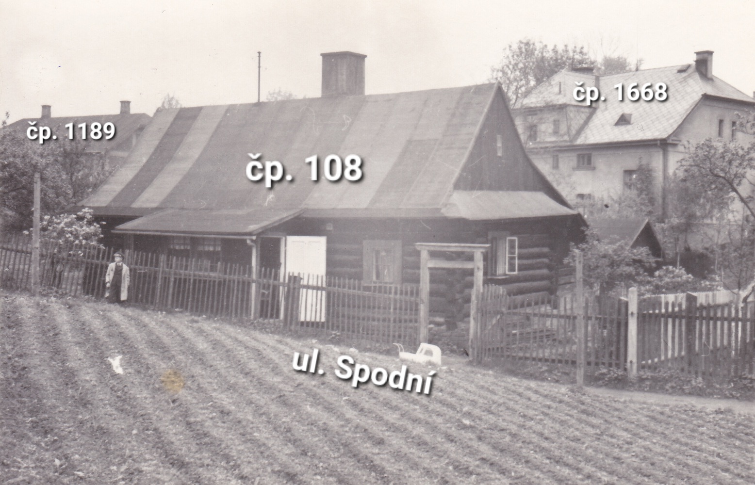 Dům čp. 108 na ulici Spodní. V pozadí vpravo dům čp. 1668, vlevo pak čp. 1189 (Stavitel Zugar). Fotografie publikována se souhlasem p. Petra Bindače, ze soukromé sbírky. Lokalizace a označení snímku: Petr Bindač.