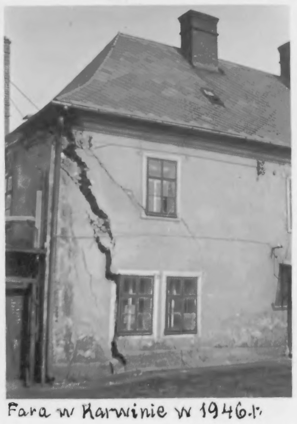 Budova Farního úřadu v Karvinné na snímku z roku 1946 (Zdroj: Śląska Biblioteka Cyfrowa. Odkaz = KLIK na obrázek)