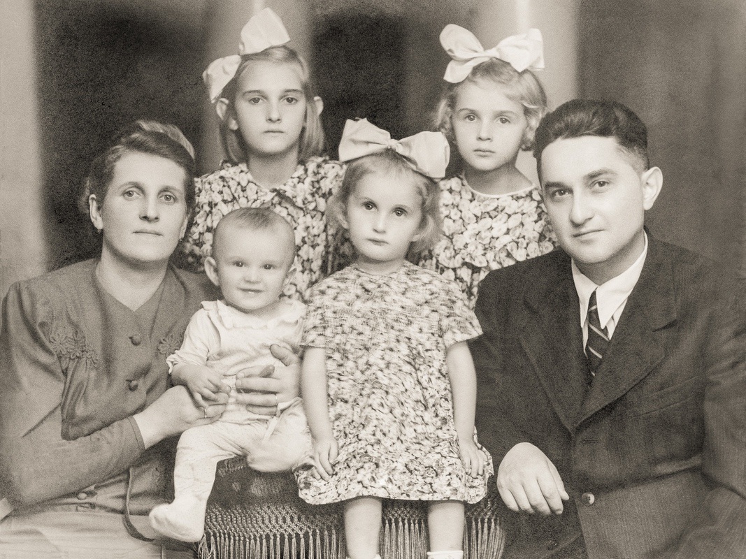 Pekař Karel Feikis se svou rodinou v roce 1944 (s laskavým svolením p. Josefa Fajkise)