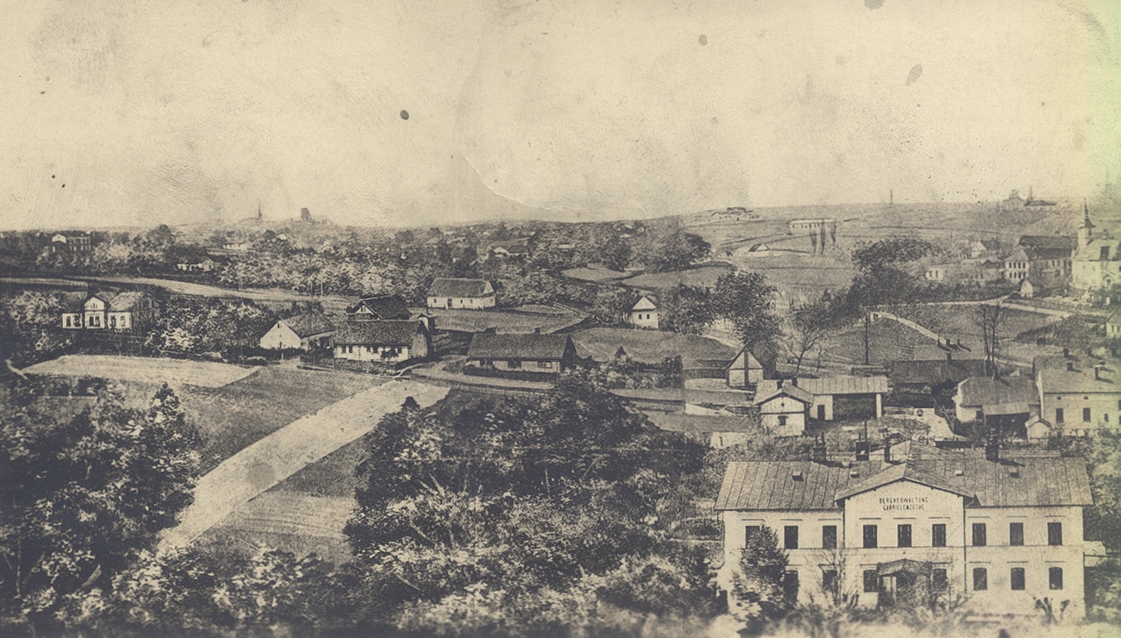 V popředí snímku (vpravo dole) dům čp. 124: Ředitelství dolu Gabriela. V pozadí pak kostel sv. Petra z Alkantary a ulice Slezská.