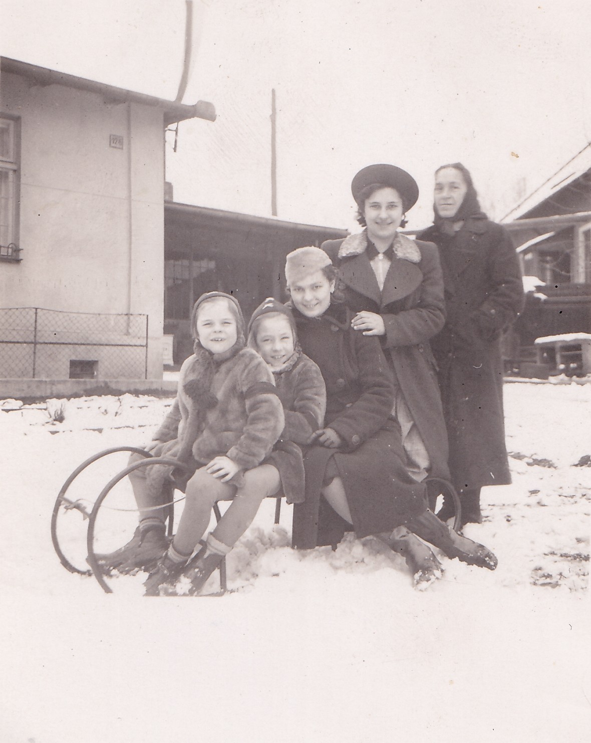 Rodinné foto Moserových, vlevo rodinný dům čp. 126, v pozadí zámečnická dílna. (Zdroj: Spolek Stará Karviná = KLIK NA OBRÁZEK, sbírka Marie Mikšanové)