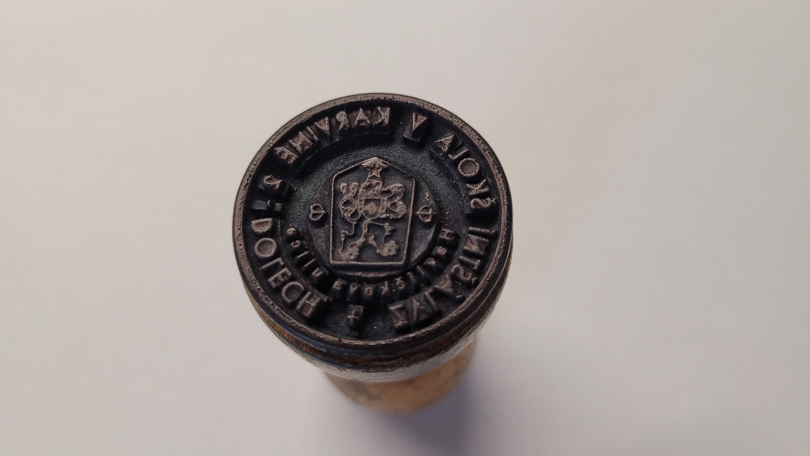 Razítko Zvláštní školy v Karviné 2 - Dolech, Havlíčkova ulice, čp. 1272. (S laskavým svolením p. P. Bindače, ze soukromé sbírky)