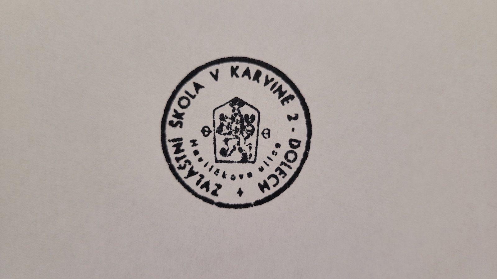Razítko Zvláštní školy v Karviné 2 - Dolech, Havlíčkova ulice, čp. 1272. (S laskavým svolením p. P. Bindače, ze soukromé sbírky)