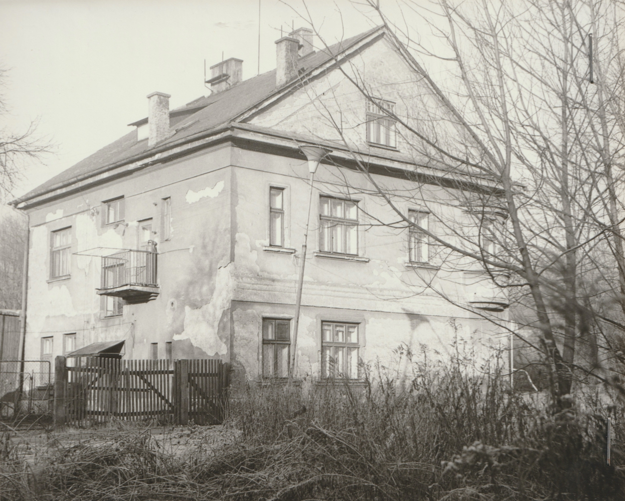 Dům čp. 128 (Stolařství Leo Stenchly) na fotografii z roku 1980