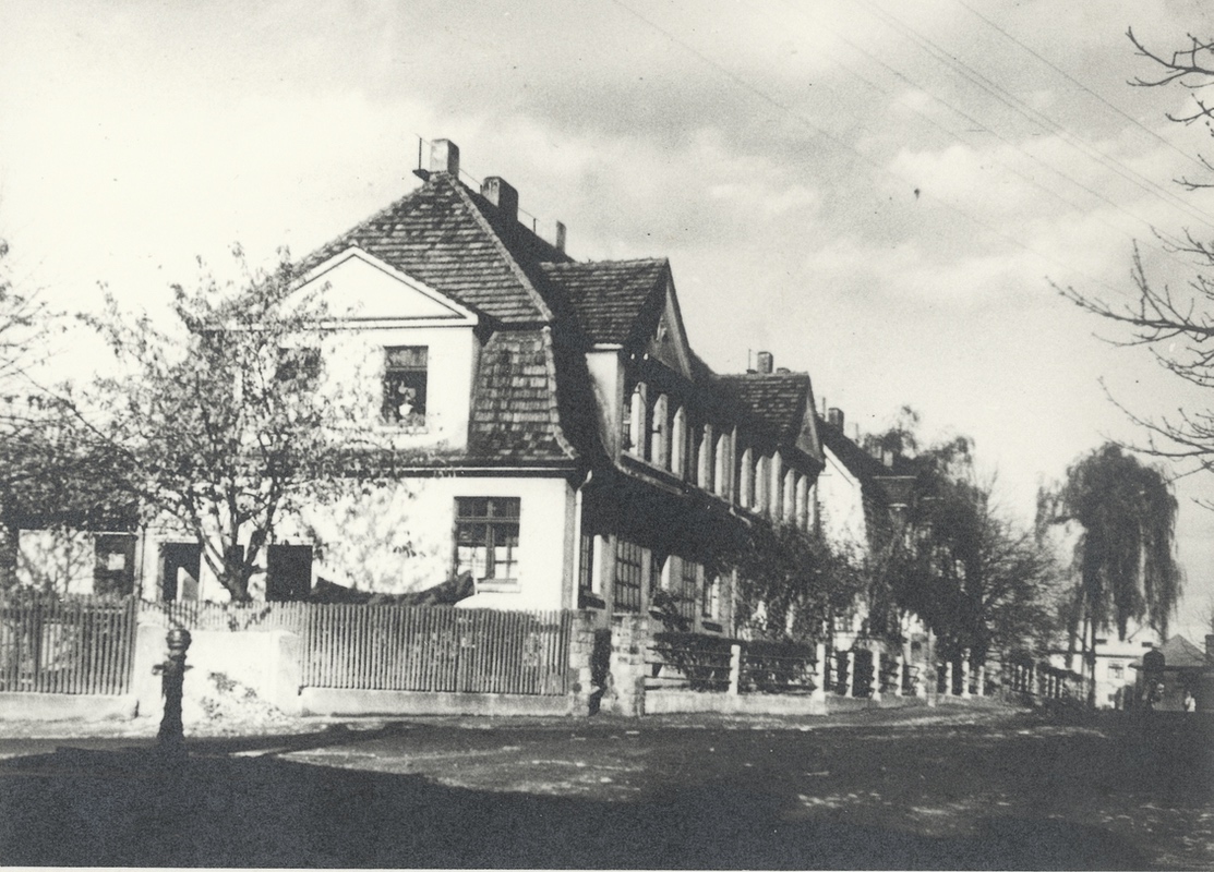 Průmyslová ulice v Lesní kolonii (Nový Jork): zleva dům čp. 1292, za ním dům čp. 1293 a vzadu za stromem čp. 1366. Varianta s vyznačenými čísly popisnými na následujícím snímku... (Identifikace fotografie: Petr Bindač)