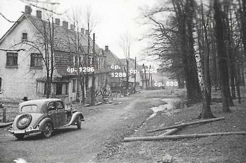 Vlevo dům čp. 1296, za ním následují další domy v Lesní kolonii (Nový Jork). Identifikace snímku: Petr Bindač