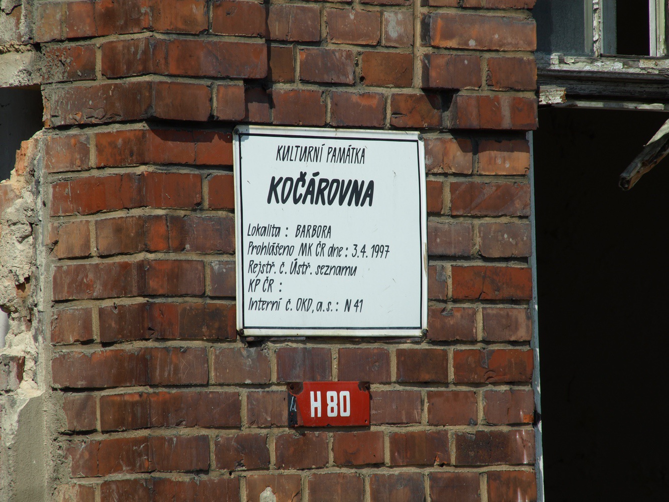 Kočárovna v areálu dolu Barbora. Objekt byl přohlášen kulturní památkou dne 3.4.1997, k zrušení ochrany došlo 25.9.2013. Fotografováno 14.4.2013 (s laskavým svolením p. Petra Bindače, ze soukromé sbírky)