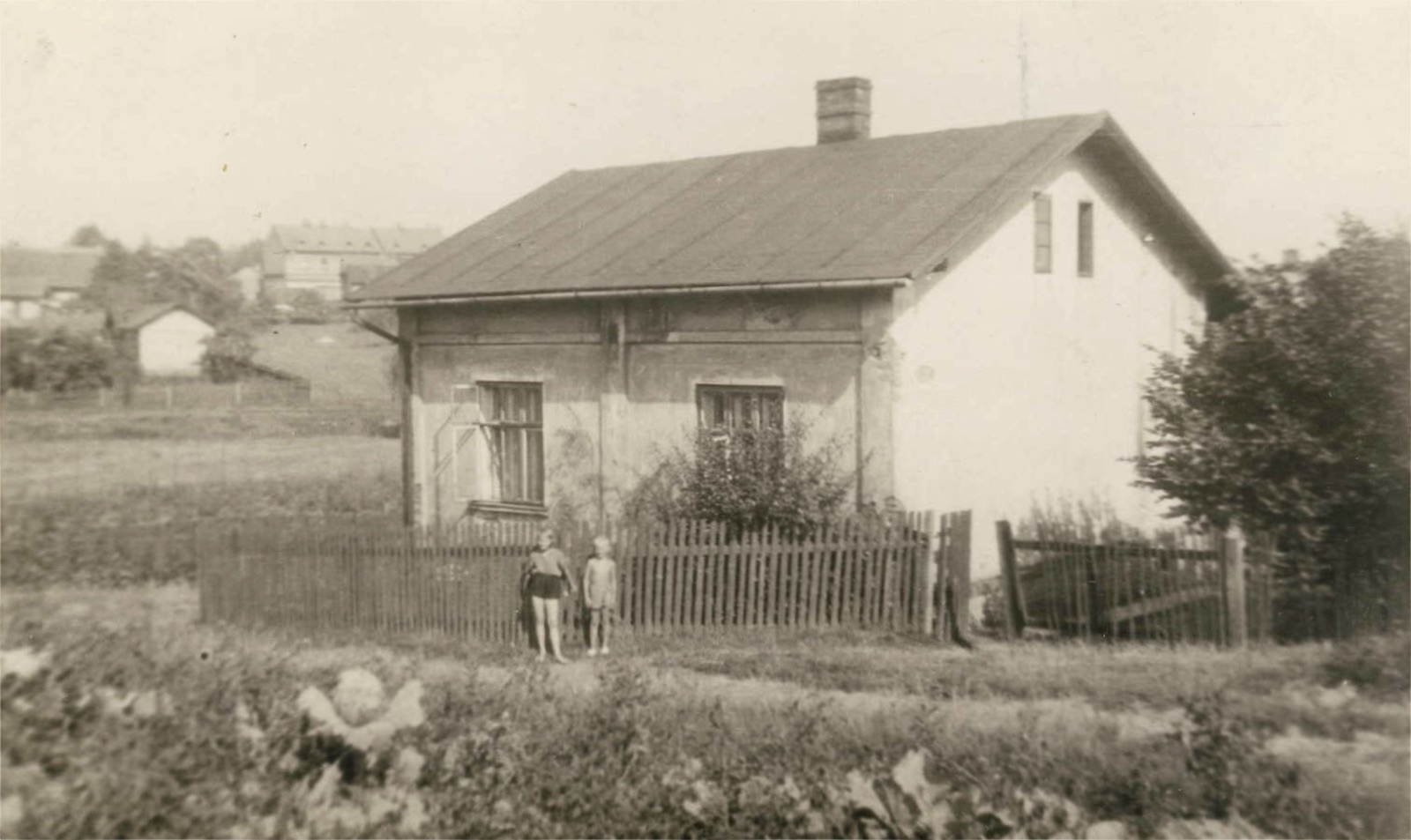 Dům čp. 1304 na snímku z 6. 9. 1951. V pozadí vlevo za domem je vidět obchodní dům Rudolfa Žižky čp. 1610. (S laskavým svolením p. H. Tihounové, z rodinné sbírky)