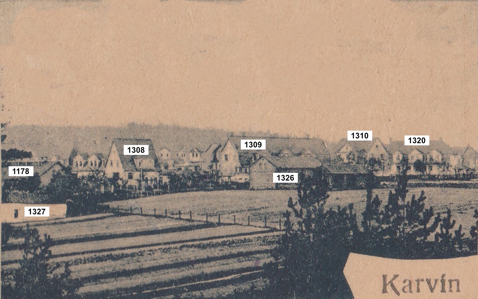 Pohled na Lesní kolonii ve staré Karvinné na dobové pohlednici. Nízká budova uprostřed: Hostinec Václav Eichler (čp. 1326), za ním dům čp. 1309, nalevo od něj štít domu čp. 1308 a vlevo v popředí bílý dům čp. 1327. (S laskavým svolením p. Jana Polakoviče, ze soukromé sbírky)