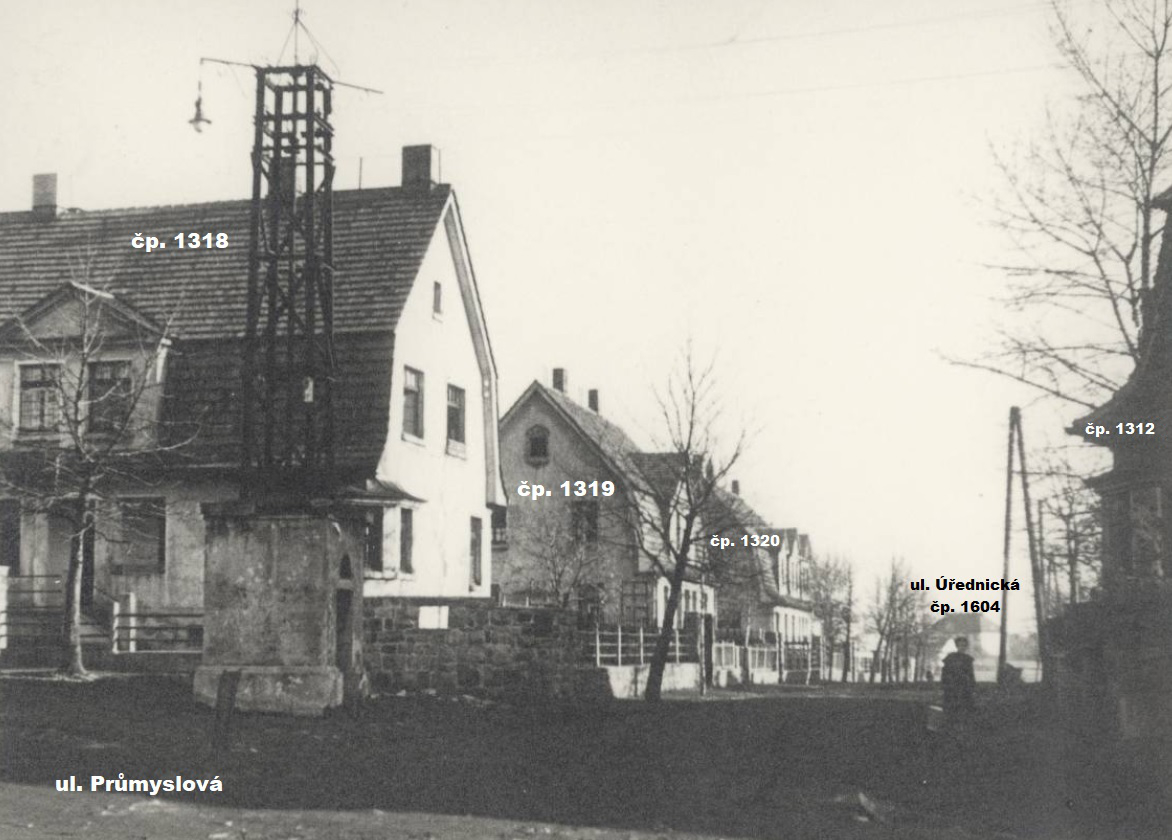 Pohled z křižovatky na ulici Průmyslové v Lesní kolonii -Nový Jork (Identifikace fotografie a označení čísel popisných: Petr Bindač)