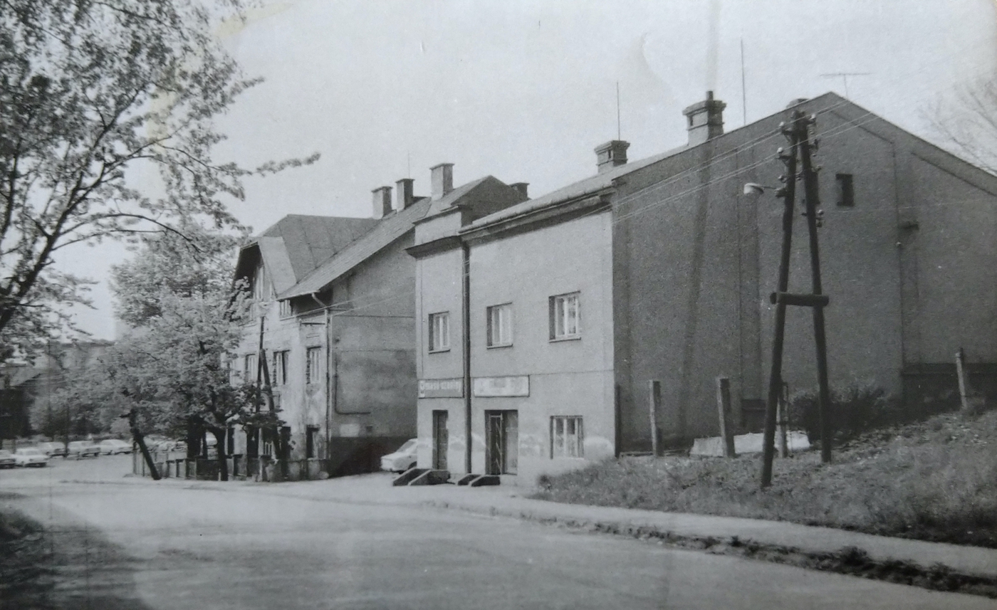 V popředí dům čp. 935 - Řeznictví Halfar. Za ním budova Lékárny U Madony, čp. 132 - později zde byla provozována restaurace Naděje (s laskavým svolením p. Mariana Tomiczka)