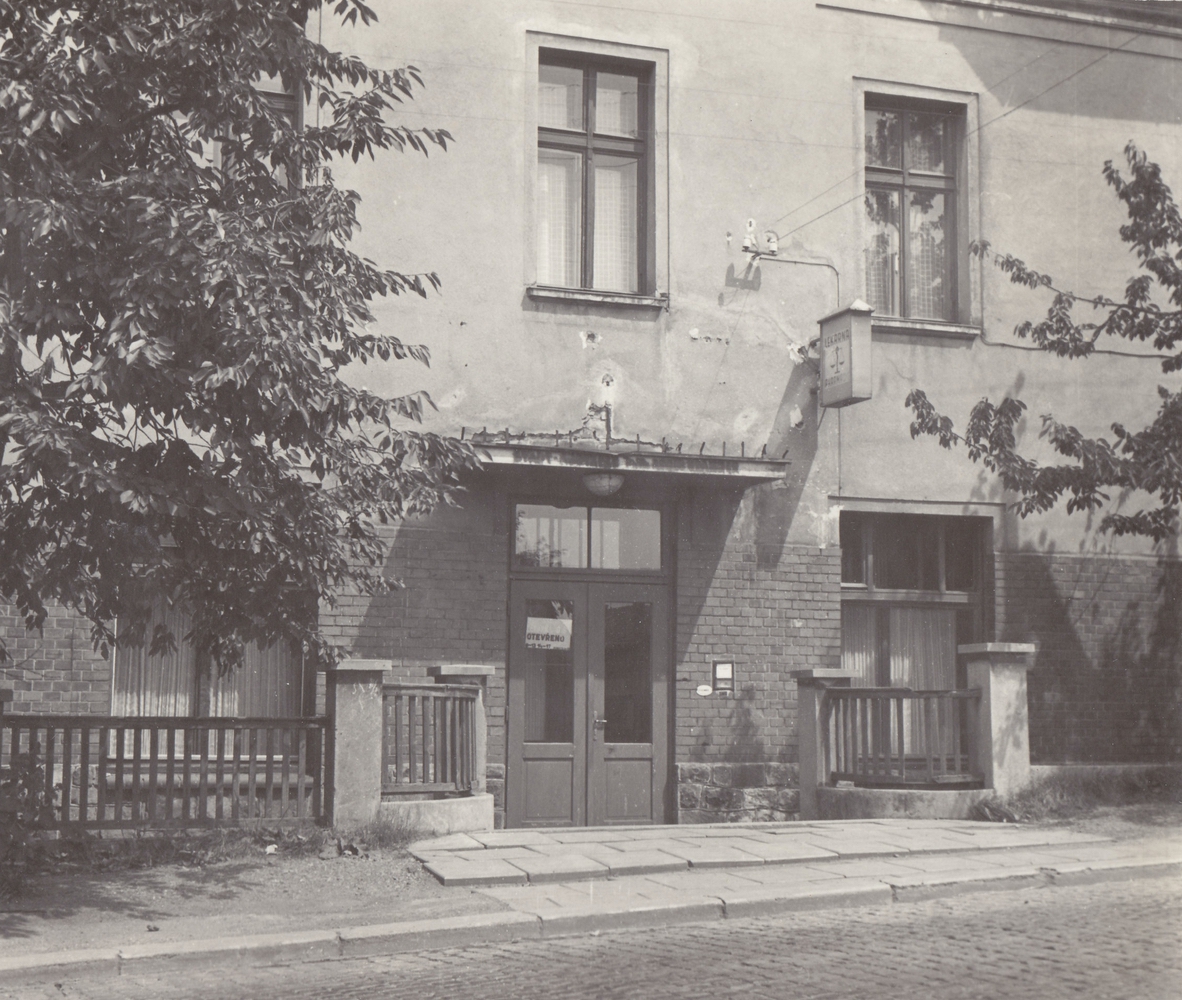 Vchod do Lékárny U Madony (čp. 132) v roce 1959