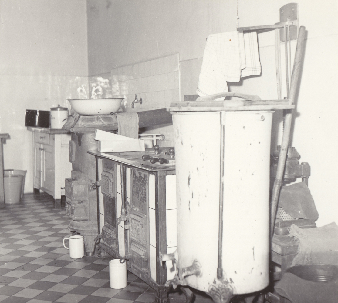 Záběr z interiéru Lékárny U Madony na Jindřichu (rok 1959)