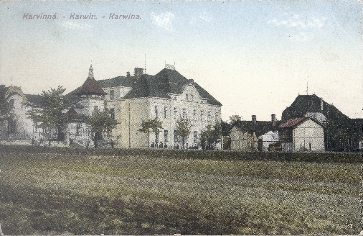 Vlevo Kino Szewieczek, uprostřed Hotel Adolf Unger. Nízká budova vpravo vedle hotelu: dům čp. 1022 (Fotograf František Huml)