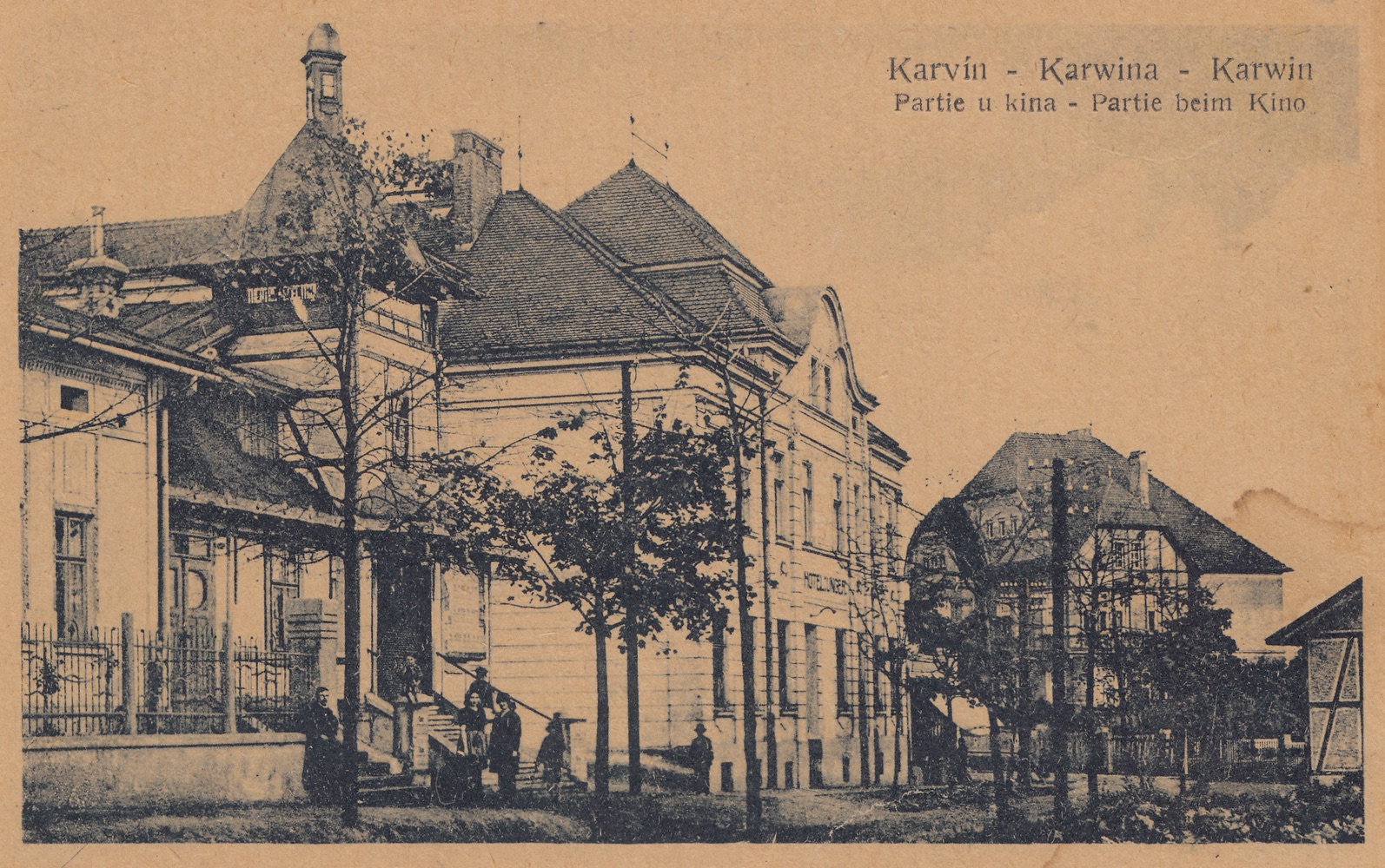 Zleva Kino Szewieczek (čp. 143), Hotel Unger (čp. 1332) a vpravo Vila Victoria (čp. 1280) na dobové pohlednici (Se svolením p. Vladislava O., ze soukromé sbírky)