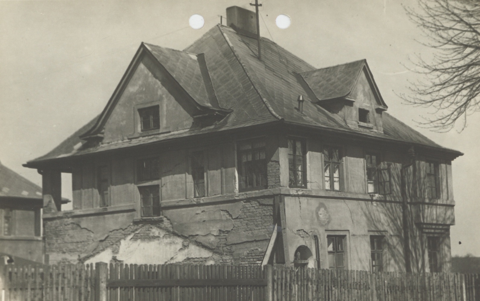 Dům čp. 1364 na fotografii dokumentující vliv důlních činností (50. léta 20. století)