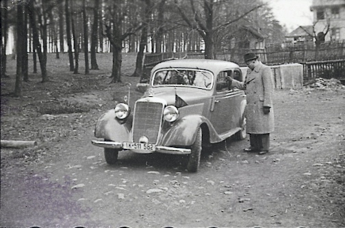 Záběr z Lesní kolonie... Vlevo za automobilem Pekárna s udírnou (čp. 1419), úplně vpravo pak část domu čp. 1368 (Identifikace snímku: Petr Bindač)