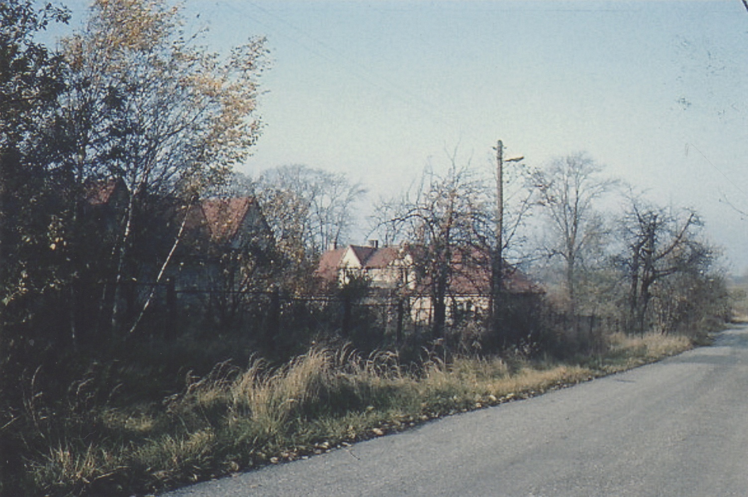 Zleva dům čp. 1376, za ním pak dům čp. 1377. Fotografováno 2.11.1992 (S laskavým svolením autorky p. J. Stellmeierové, ze soukromé sbírky).