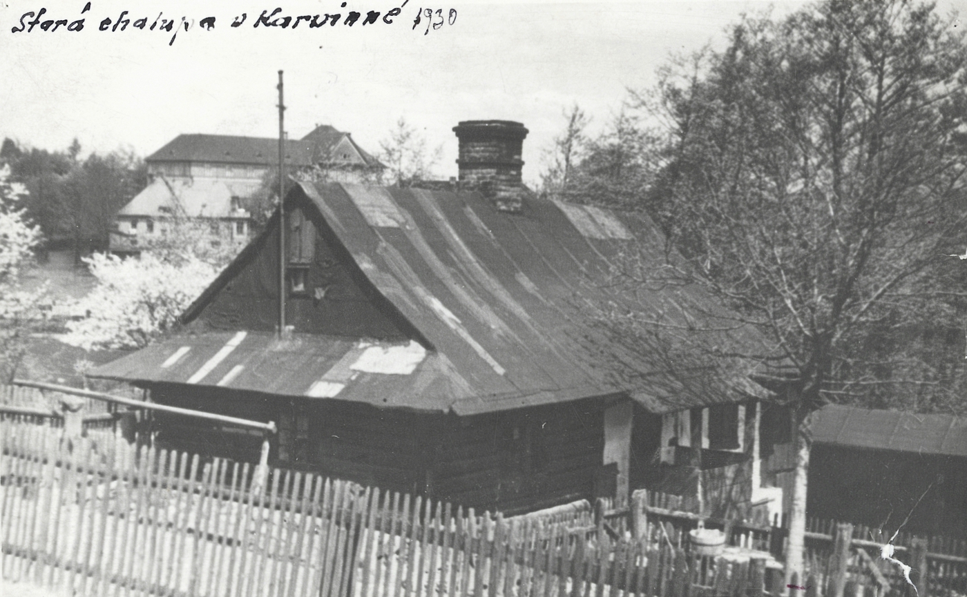 Chalupa čp. 138, v pozadí světlá budova Restaurace Josef Baier, úplně vzadu pak Městský chudobinec. (Identifikace: Jan Polakovič)